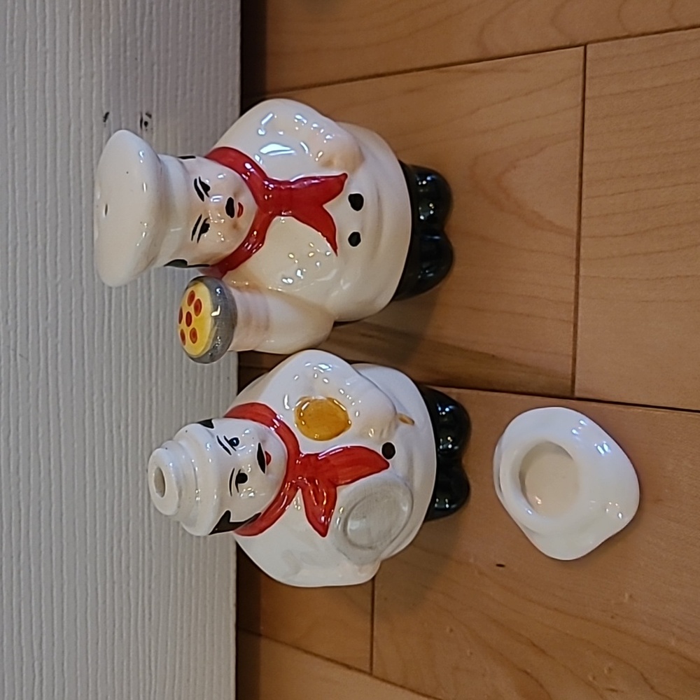 Vintage Readers Digest pizza chef salt and pepper shakers and 2 small bottles - Picture 2 of 7
